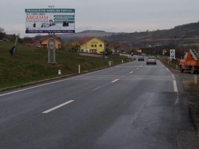 Panou publicitar unisign amplasat la ieșirea din oraș