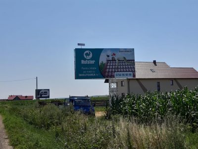 Panou Unisign amplasat pe un drum național