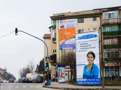 Prismă amplasată într-o zonă circulată din oraș