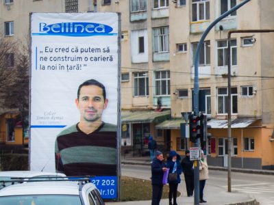 Prismă amplasată într-o zonă circulată din oraș