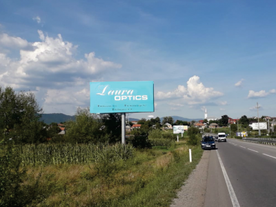 Panou publicitar de tip Unipol amplasat la intrarea în oraș