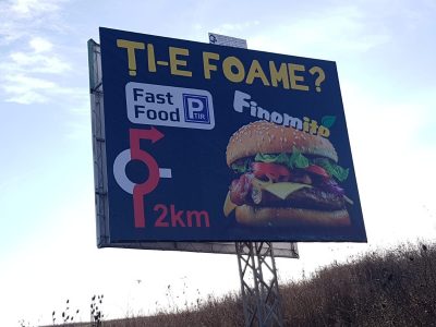 Panou Unisign amplasat pe un drum național
