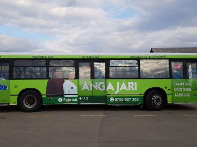 Autobuz colantat în parcare