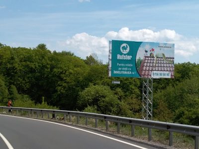 Panou Unisign amplasat pe un drum național