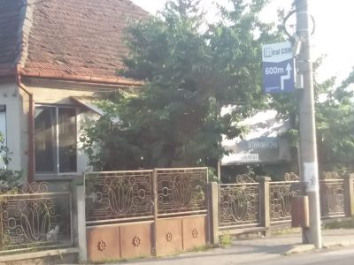 Panouri direcționale amplasate pe stâlpii de iluminat public