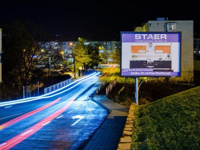 Panou Backlit amplasat pe marginea străzii seara