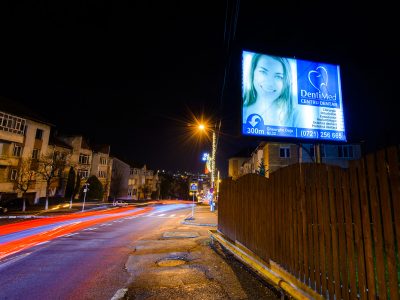 Panou Backlit amplasat la marginea străzii noaptea
