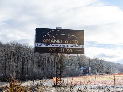 Panou unisign amplasat la marginea șoselei pe timp de zi