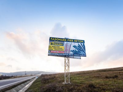 Panou unisign amplasat pe marginea șoselei pe timp de zi