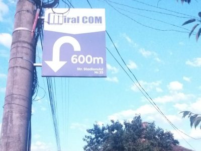 Panouri direcționale amplasate pe stâlpii de iluminat public