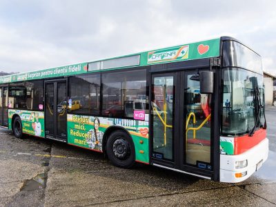 Autobuz colantat în parcare