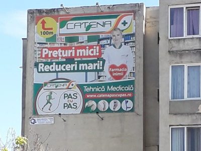 Mesh amplasat pe clădire
