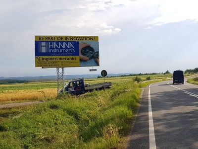 Panou publicitar tip unisign amplasat pe drum național de dimensiuni mari