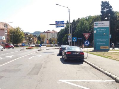 Prismă amplasată într-o zonă circulată din oraș