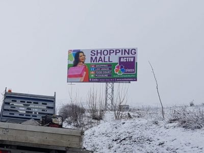 Panou Unisign amplasat pe un drum național