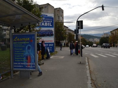 Stație de autobuz decorată cu material publicitare