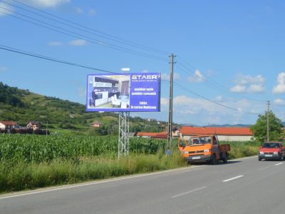 Panou Unisign amplasat pe un drum național