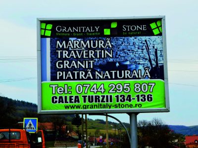 Panou Backlit amplasat la marginea străzii