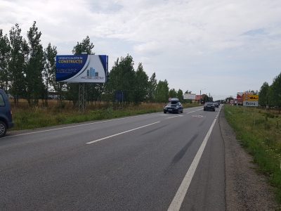 Panou publicitar de tip Unisign lângă șosea
