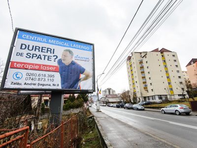 Panou Backlit amplasat la marginea străzii ziua