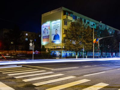Mesh-uri iluminate din exterior amplasate pe clădire