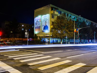 Mesh-uri iluminate din exterior amplasate pe clădire