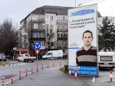 Prisma publicitară amplasată în oraș