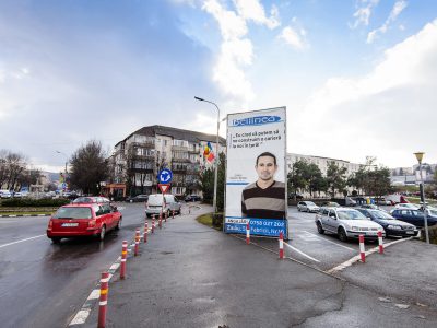 Prismă amplasată într-o zonă circulată din oraș
