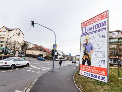 Prismă amplasată într-o zonă circulată din oraș