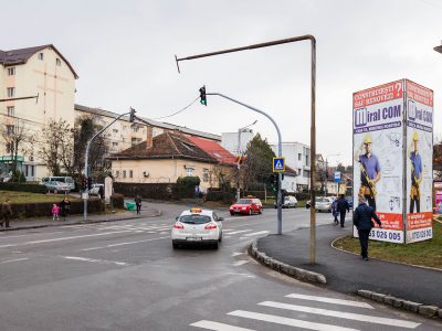 Prismă amplasată într-o zonă circulată din oraș
