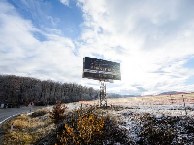 Panou Billboard/Unisign amplasat pe un drum național