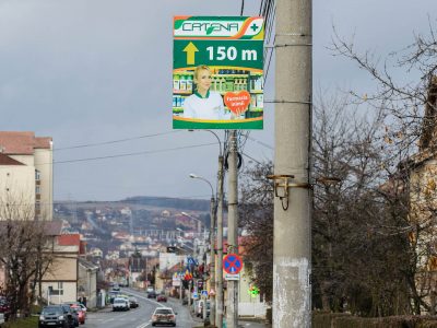 Plăcuțe direcționale amplasate pe stâlpi de iluminat public
