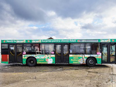 Autobuz colantat în parcare