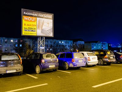 Panou unisign amplasat în arcare