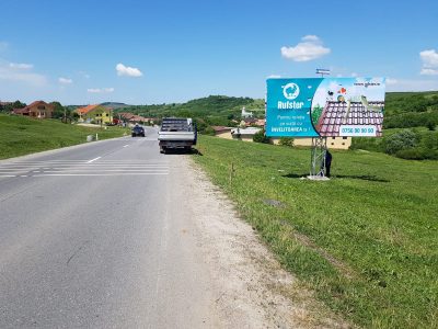 Panou Unisign amplasat pe un drum național