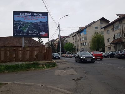Panou publicitar de tip backlit amplasat în oraș