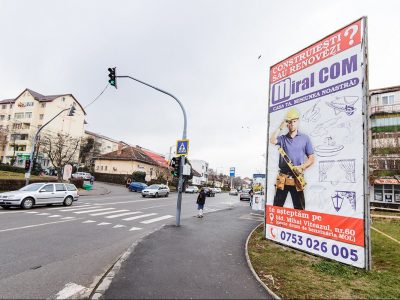 Prismă amplasată într-o zonă circulată din oraș