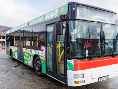 Autobuz colantat în parcare