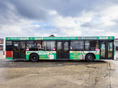Autobuz colantat în parcare