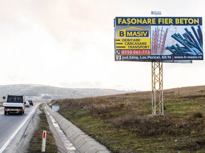 Panou Unisign amplasat pe un drum național